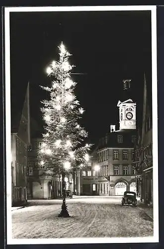 AK Aalen /Württ., Weihnachtsbaum auf der Strasse am Markt, Nachtansicht