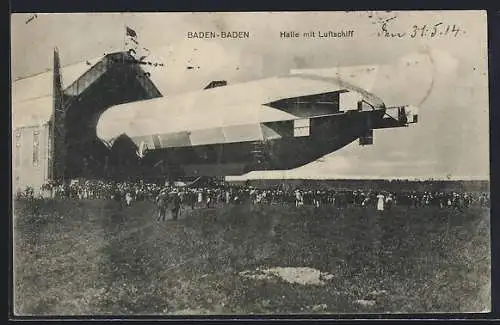 AK Baden-Baden, Luftschiffhalle mit halb herausragendem Luftschiff, Zeppelin