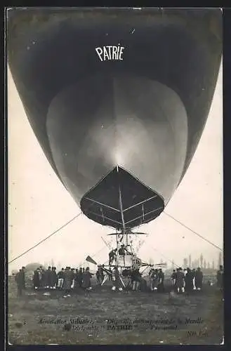 Foto-AK Zeppelin Patrie vor dem Abflug an Seilen