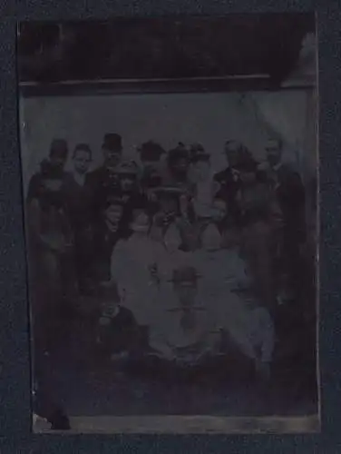 Fotografie Ferrotypie Familienportrait festlich gekleideter Personen