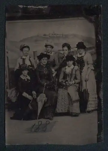 Fotografie Ferrotypie Damen mit Schirm tragen elegante Sonntagskleider