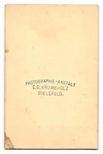 Fotografie C.G. Krumbholz, Bielefeld, Vornehmes Paar in eleganter Pose