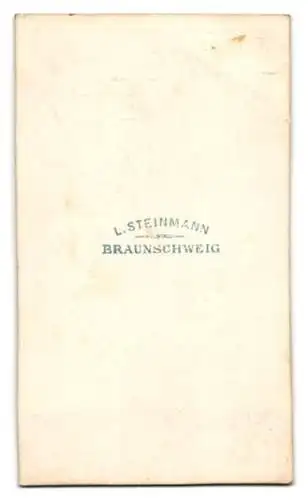 Fotografie L. Steinmann, Braunschweig, Eleganter Herr mit Zylinder