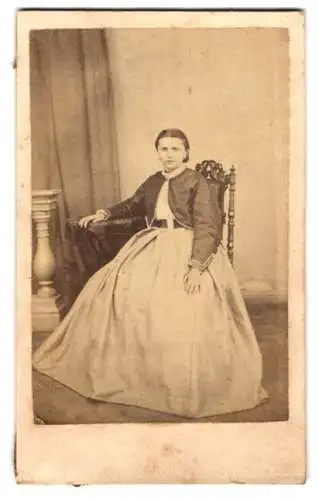 Fotografie Fritz Brockmann, Malchin, sitzende Dame mit elegantem Kleid