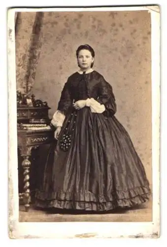 Fotografie H. Reuter, Braunschweig, Südliche Wilhelmstrasse 88, Dame in elegantem Kleid