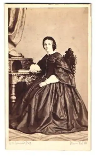 Fotografie L. O. Grienwaldt, Bremen, Wall 40, Frau in elegantem Kleid sitzend