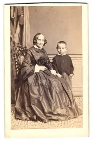 Fotografie August Brasch, Leipzig, Lindenstrasse Nr. 7, Frau mit Kind im Studio