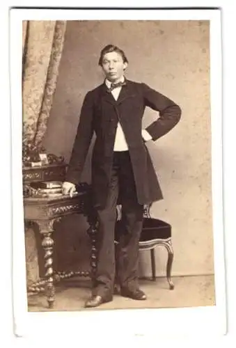 Fotografie H. Reuter, Braunschweig, Südliche Wilhelmstrasse 88, Eleganter junger Mann im Anzug