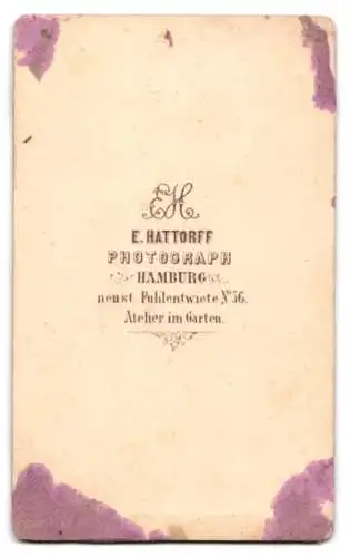 Fotografie E. Hattorff, Hamburg, Fuhlentwiete 56, Dame mit Buch in edlem Gewand