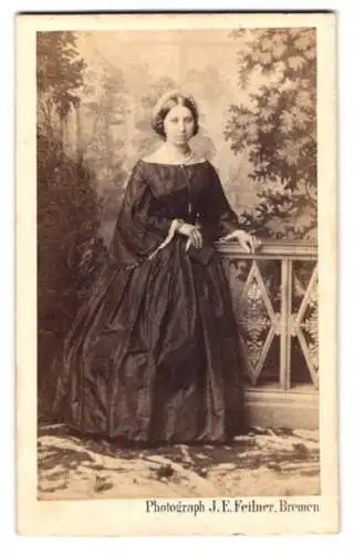 Fotografie J.E. Feilner, Bremen, Elegante Dame in prachtvollem Kleid