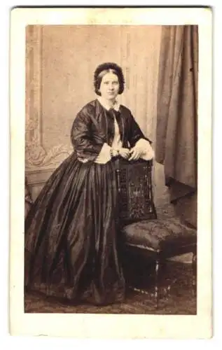 Fotografie J.E. Feilner, Bremen, Weidestrasse 9, elegante Dame in luxuriösem Kleid