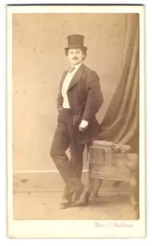 Fotografie Ernst Wolfram, Bremen, Fedelhören 8, eleganter Herr mit Zylinder