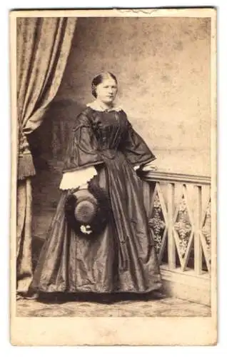 Fotografie Emil Tiedemann, Bremen, Richtweg 12, elegante Dame in historischem Kleid