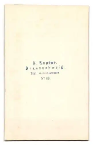 Fotografie H. Reuter, Braunschweig, Südliche Wilhelmstrasse 88, Frau im gestreiften Kleid