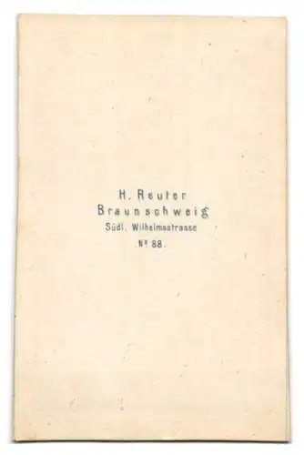 Fotografie H. Reuter, Braunschweig, Südliche Wilhelmstrasse 88, Dame mit Kopfbedeckung