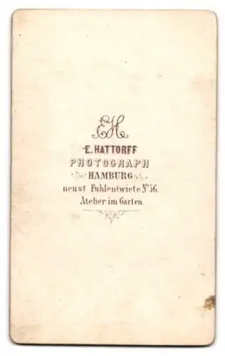 Fotografie E. Hattorff, Hamburg, Neust. Fuhlentwiete 56, Dame im eleganten Kleid mit Buch