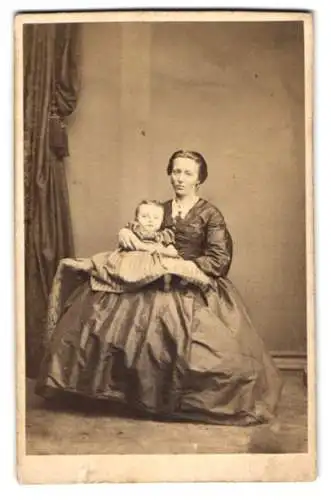 Fotografie unbekannter Fotograf und Ort, Frau mit Kind Elisabeth von Schweinitz