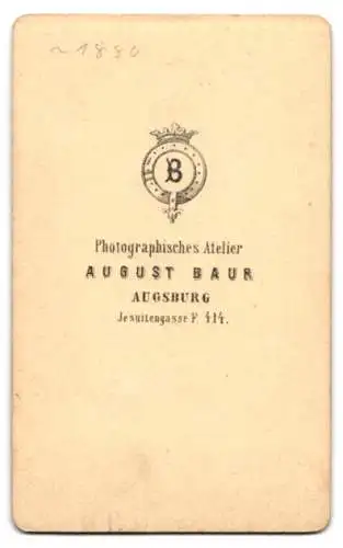 Fotografie August Baur, Augsburg, Jesuitengasse F. 414, Porträt eines kleinen Kindes auf einem Stuhl