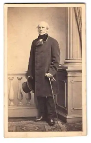 Fotografie A. Siegmund, Hamburg, eleganter Herr D. Schön mit Gehstock