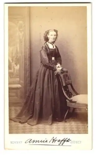Fotografie J.H. Newman, Sydney, 53 South Head Road, Frau Annie Krefft im eleganten Abendkleid