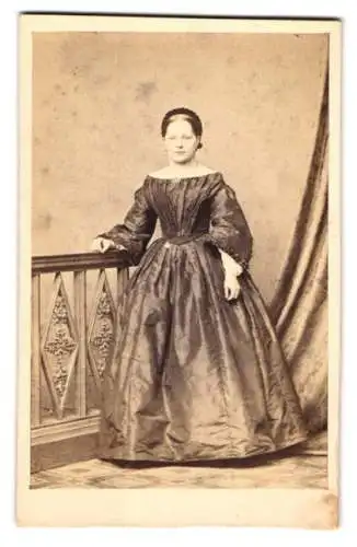 Fotografie unbekannter Fotograf und Ort, Porträt einer Dame in elegantem Kleid