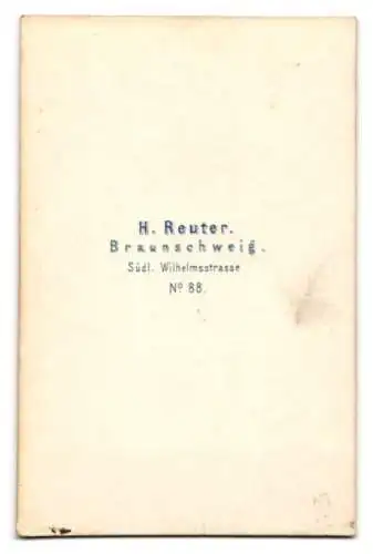 Fotografie H. Reuter, Braunschweig, Süd. Wilhelmstrasse 88, eleganter junger Mann im Anzug