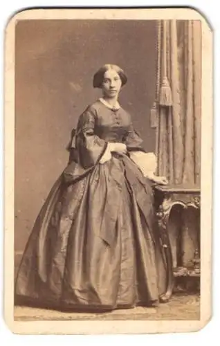 Fotografie A. Siegmund, Hamburg, Elegante Dame Marie Schröder geb. Kellinghusen in opulentem Kleid