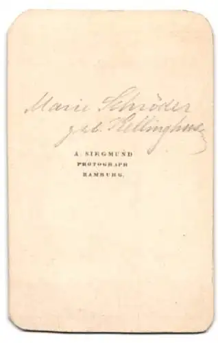 Fotografie A. Siegmund, Hamburg, Elegante Dame Marie Schröder geb. Kellinghusen in opulentem Kleid