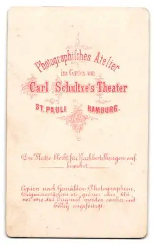 Fotografie Atelier im Garten von Carl Schultze's Theater, Hamburg-St. Pauli, Frau in elegantem Kleid auf Stuhl sitzend