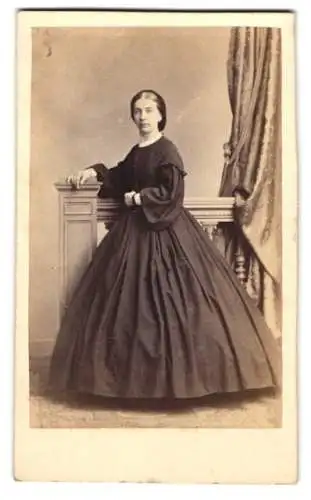 Fotografie A. Siegmund, Hamburg, Bazar 16, elegante Dame Marie Schröder geb. Kellinghusen in viktorianischem Kleid