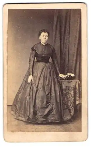 Fotografie Ed. Schoppenhauer, Hamburg-St. Pauli, Langereihe No. 3, Frau in elegantem Kleid