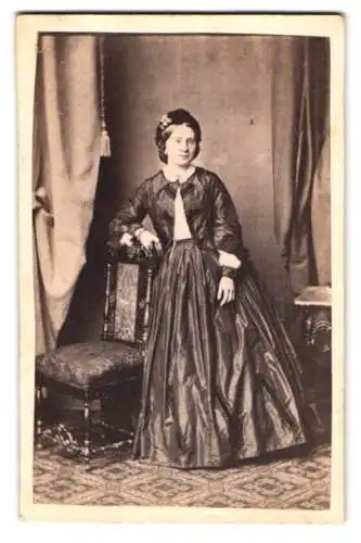 Fotografie J.E. Feilner, Bremen, Weidestrasse 9, Dame im eleganten Kleid