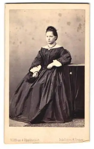 Fotografie Wolffram & Büssenschütt, Bremen, Fedelhören 8, sitzende Dame im dunklen Kleid