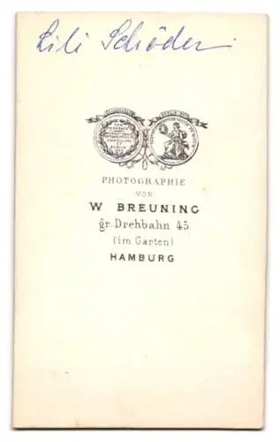 Fotografie W. Breuning, Hamburg, gr. Drehbahn 45, Porträt Lili Schröder im Kleid an Stuhl lehnend