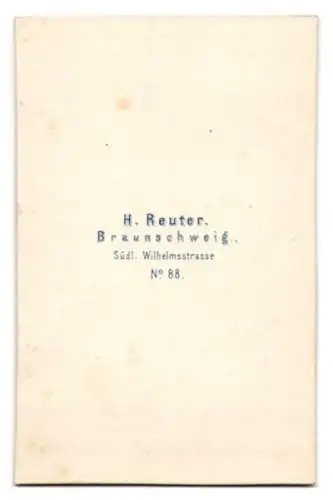 Fotografie H. Reuter, Braunschweig, Südliche Wilhelmstrasse 88, Porträt einer Dame in elegantem Kleid