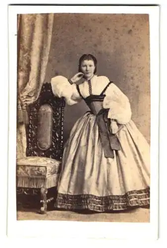 Fotografie H. Reuter, Braunschweig, Südliche Wilhelmstrasse 88, Dame in eleganter Pose