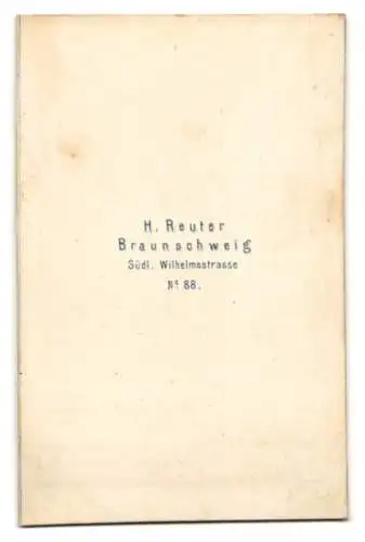 Fotografie H. Reuter, Braunschweig, Südliche Wilhelmstrasse 88, Dame in eleganter Pose