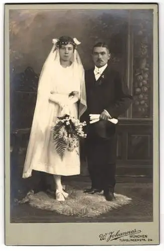 Fotografie W. Johannes, München, Tumblingerstr. 34, Hochzeitspaar im Atelier