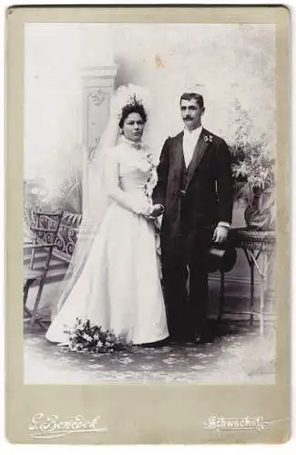 Fotografie G. Benedek, Schwechat, Hauptplatz 65, Hochzeitspaar im Studio