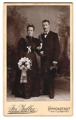 Fotografie Jos. Keller, Immenstadt / Allgäu, Hochzeitspaar im Studio mit Blumenstrauss