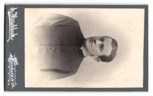 Fotografie A. Hirschbeck, Eichstätt, Ansicht Eichstätt, Geschäftshaus Ostenvorstadt 26, Rückseitig Portrait Geistlicher