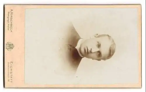 Fotografie A. Hirschbeck, Eichstätt, Ansicht Eichstätt, Geschäftshaus Ostenvorstadt 26, Rückseitig Portrait Geistlicher