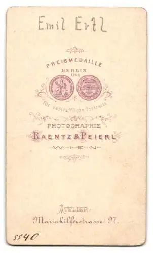 Fotografie Raentz & Peierl, Wien, Mariahilferstrasse 97, Österr. Schriftsteller Emil Ertl im Harlekin-Kostüm zu Fasching