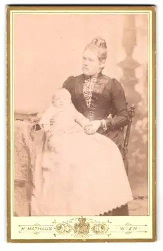 Fotografie H. Mathaus, Wien, Favoritenstr. 21, Mutterglück, Mutter mit Baby im Taufkleid beim Fotograf 1889