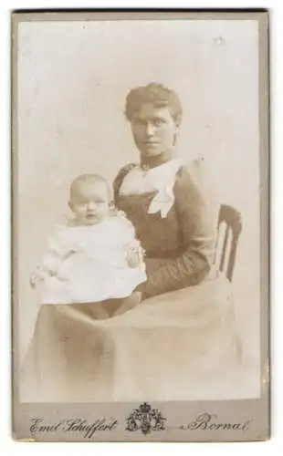 Fotografie Emil Schuffert, Borna i. S., am Bahnhof, Mutterglück, junge Mutter mit Baby im weissen Kleidchen