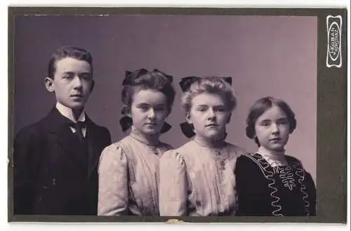 Fotografie J. Kuban, Konstanz, Hussenstrasse 26a, Geschwister wie Orgelpfeifen aufgereiht