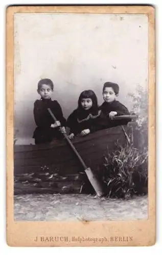 Fotografie J. Baruch, Berlin, Dorotheenstrasse 35, Geschwister im Ruderboot-Kulisse sitzend