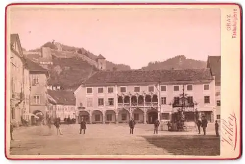 Fotografie Franz Völker, Graz, Ansicht Bruck a. d. Mur, Marktplatz mit Stadtmauer im Hintergrund