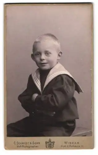 Fotografie C. Schmidt & Sohn, Wismar, Hinter dem Rathause 11, Porträt eines jungen Jungen in Matrosenanzug