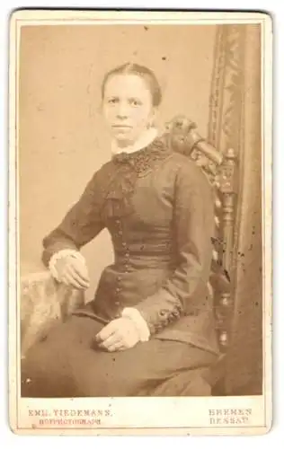 Fotografie Emil Tiedemann, Bremen, Portrait einer Dame in elegantem Kleid